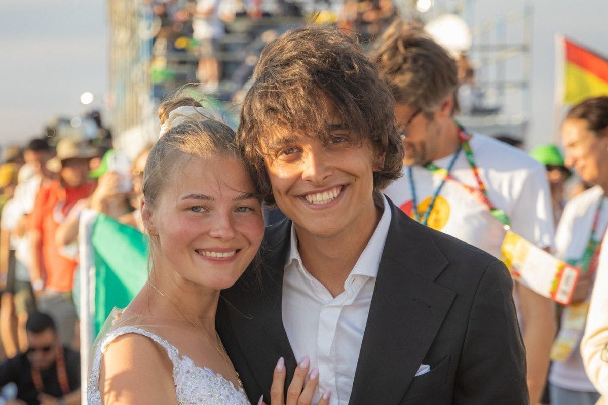 Honeymooners attend WYD in Lisbon &#8230; in wedding attire!