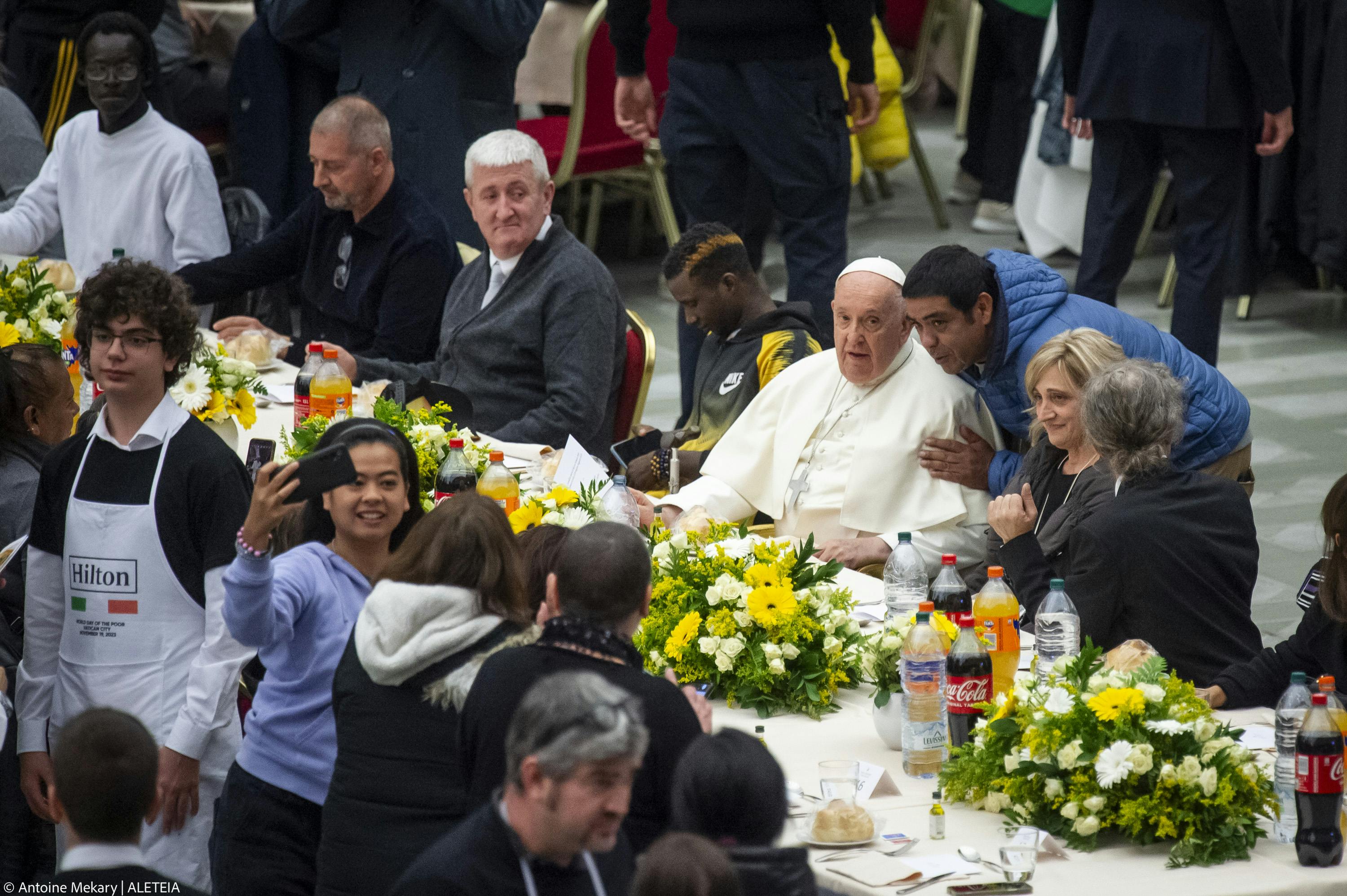 Pope enjoys lunch with those struggling economically (Photo gallery)